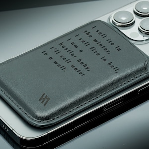 Cartera minimalista MagSafe para iPhone con grabado personalizado en cuero vegano ecológico. Tarjetero ligero con sujeción fuerte