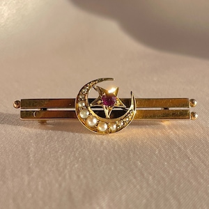 Antik brosch med halvmåne och rubinpärla i 15 karat, 1800-tal