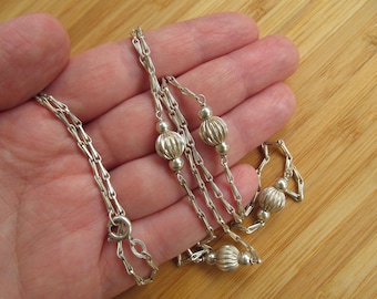 Art Deco Long Silver Necklace – Vintage – Sphere Decoration