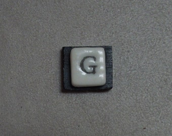 senza spilli® handcrafted magnetic brooch/tie ornament - initial G ceramic tile