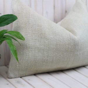 Copricuscino in canapa Kilim bianco sporco 24 x 16 pollici, cuscino lombare in toni crema e grigio, decorazione minimalista neutra, cuscino da lancio vintage in tappeto berbero turco