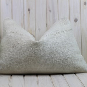 Copricuscino Kilim in canapa bianca 24 x 16 pollici, cuscino lombare in toni crema grigio, arredo minimalista neutro, cuscino da lancio vintage in tappeto berbero turco