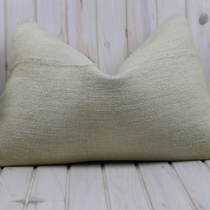 Copricuscino Kilim in canapa bianca 24 x 16 pollici, cuscino lombare in toni crema grigio, arredo minimalista neutro, cuscino da lancio vintage in tappeto berbero turco