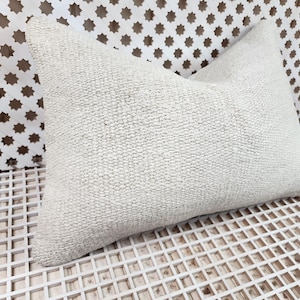 Copricuscino Kilim 24 x 16 pollici Crema neutra con toni grigi Cuscino lombare tagliato da tappeto turco fatto a mano, retro in cotone e chiusura con cerniera
