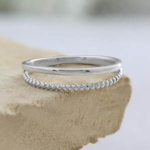 Delicado anillo de doble banda de plata esterlina: joyería apilable con diseño retorcido y liso