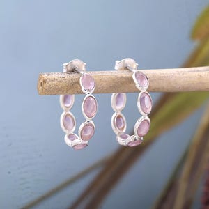 Rosenkvartsörhängen: Huggie i sterlingsilver, full evighet