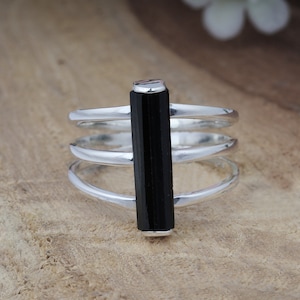 Roher schwarzer Turmalin-Ring: 925er Sterlingsilber-Rohstein