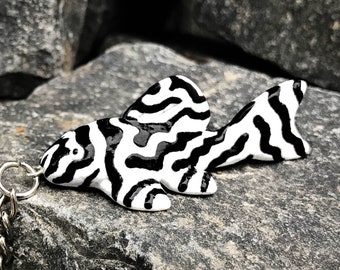 Llavero de pleco hecho a mano – Hypancistrus blanco y negro, regalo para acuario