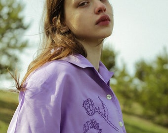 Hand embroidered cotton shirt with short sleeves in lilac