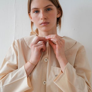 Handgemaakte premium katoenen pyjamaset in crèmebeige, loungewear, gepersonaliseerd handborduurwerk op shirt, pyjamabroek, haarscrunchie;