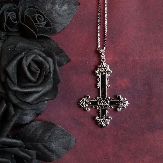 Silberne Halskette mit einem großen umgedrehten Kreuz in Schwarz und Silber,  satanischer Schmuck, Black Metal Kette Halskette für Satanisten