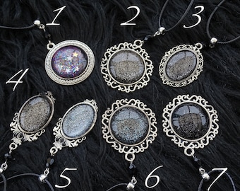 Zwarte halsketting met glazen steen, "mysterieus", grijze hologramglitter, antieke zilveren hanger met zwart glazen cabochon, gotische sieraden