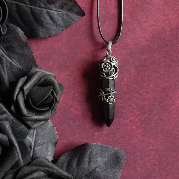 Schwarze Halskette mit einem schwarzen Achat Anhänger verziert mit Rosen, Edelstahl Kette, schwarzer Kristall, Gothic Schmuck, magisch Wicca