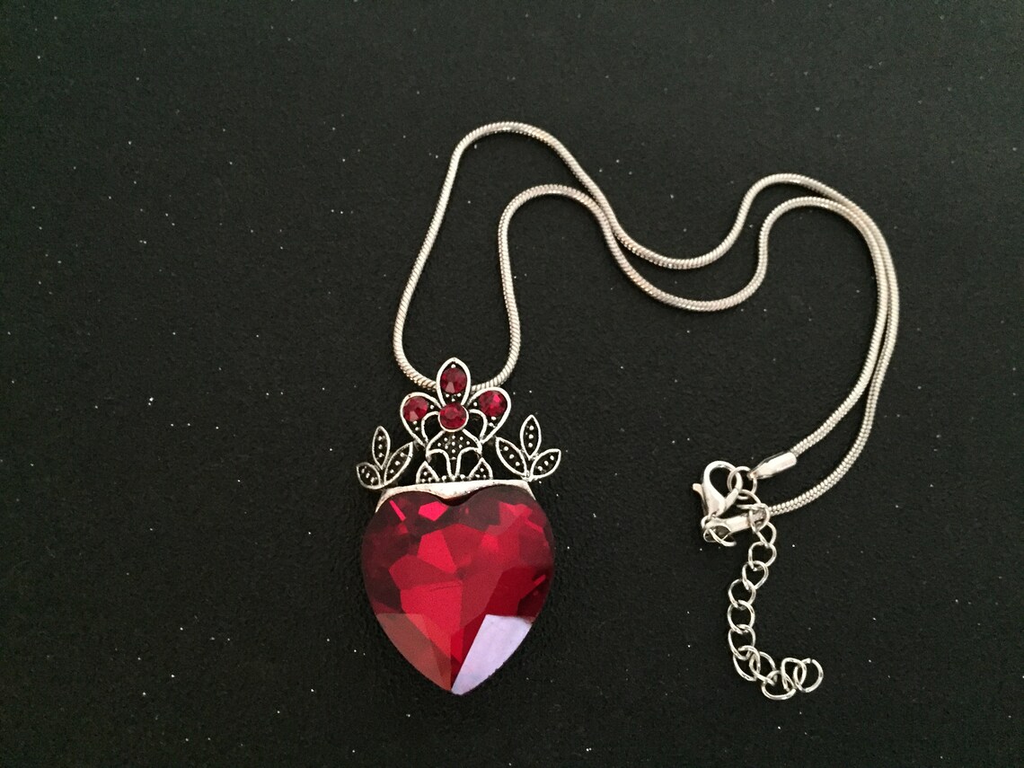 Evie Doll Evie Queen Of Hearts Necklace Crown Set Descendants