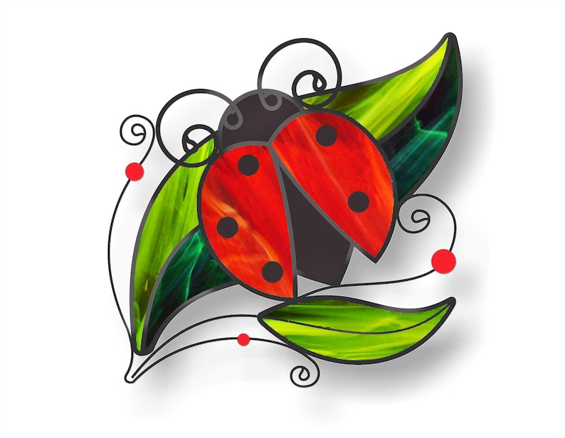 K&ouml;nnte beinhalten: Eine Glasmalerei-Marienk&auml;fer mit roten und schwarzen Fl&uuml;geln, umgeben von gr&uuml;nen Bl&auml;ttern und roten Beeren.