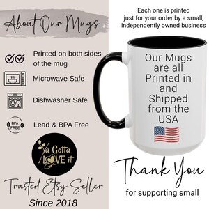 Puede incluir: Taza blanca con asa y borde negros. La taza presenta el texto "Nuestras tazas est&aacute;n todas impresas y enviadas desde EE. UU." e incluye una bandera estadounidense. La taza es apta para microondas y lavavajillas.