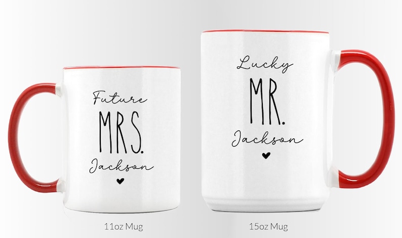 Puede incluir: Dos tazas de cer&aacute;mica blanca con asas y bordes rojos. La taza m&aacute;s peque&ntilde;a de 11oz tiene el texto negro Future MRS. Jackson con un peque&ntilde;o coraz&oacute;n. La taza m&aacute;s grande de 15oz tiene el texto negro Lucky MR. Jackson con un peque&ntilde;o coraz&oacute;n.