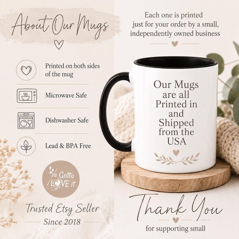 Puede incluir: Una taza de cer&aacute;mica blanca con interior y asa de color negro. La taza presenta un texto en negro que dice: Our Mugs are all Printed in and Shipped from the USA, con un peque&ntilde;o gr&aacute;fico de un coraz&oacute;n y hojas debajo en la parte frontal.