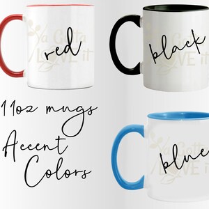Puede incluir: Tazas de cer&aacute;mica blancas con colores de acento, incluyendo asas e interiores rojos, negros y azules. Cada taza presenta la frase "Ya Gotta Love It" y el nombre del color de acento. La imagen tambi&eacute;n muestra "11oz mugs" y "Accent Colors".