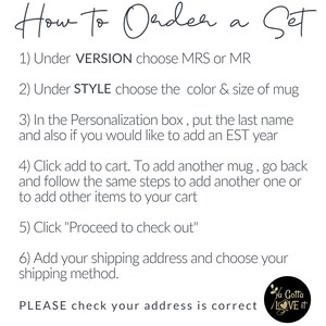 Puede incluir: Un gr&aacute;fico de instrucciones en blanco y negro titulado How To Order a Set. Enumera seis pasos para pedir tazas, incluyendo la elecci&oacute;n de la versi&oacute;n, el estilo, el color, el tama&ntilde;o y la adici&oacute;n de un apellido o un a&ntilde;o de establecimiento.