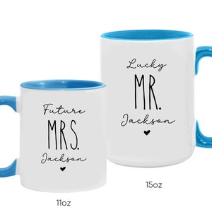 Puede incluir: Dos tazas de cer&aacute;mica blanca con interior y asa de color azul brillante. La taza peque&ntilde;a de 11oz tiene el texto negro Future MRS. Jackson con un coraz&oacute;n. La taza grande de 15oz tiene el texto negro Lucky MR. Jackson con un coraz&oacute;n debajo.