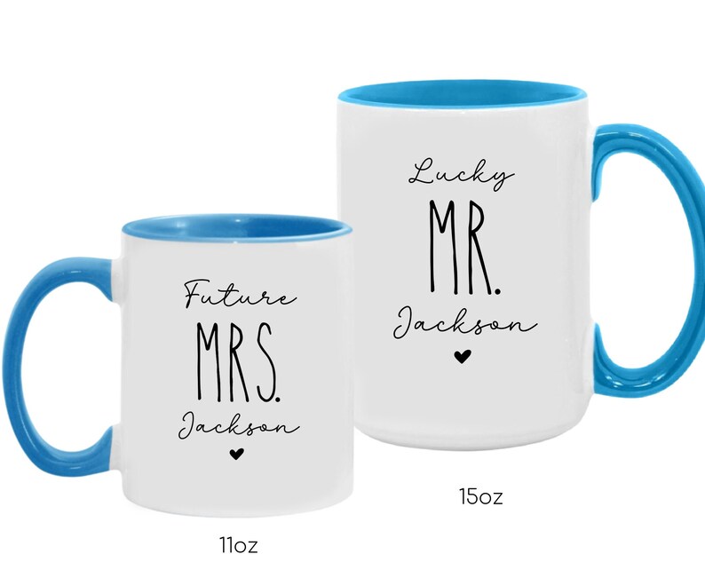 Puede incluir: Dos tazas de cer&aacute;mica blanca con interior y asa de color azul brillante. La taza peque&ntilde;a de 11oz tiene el texto negro Future MRS. Jackson con un coraz&oacute;n. La taza grande de 15oz tiene el texto negro Lucky MR. Jackson con un coraz&oacute;n debajo.