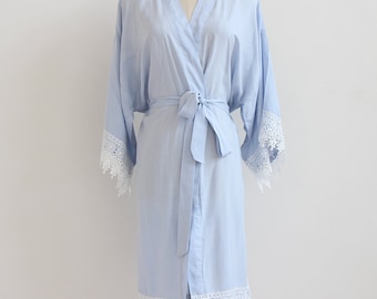 Bata azul claro con ribete de encaje / Regalo para dama de honor para un día de spa, ropa de dormir de vacaciones de rayón