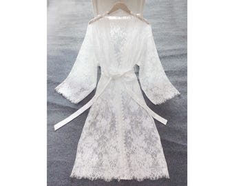 Längere weiße Spitzenrobe: Brautkimono, Hochzeitsfest-Geschenk