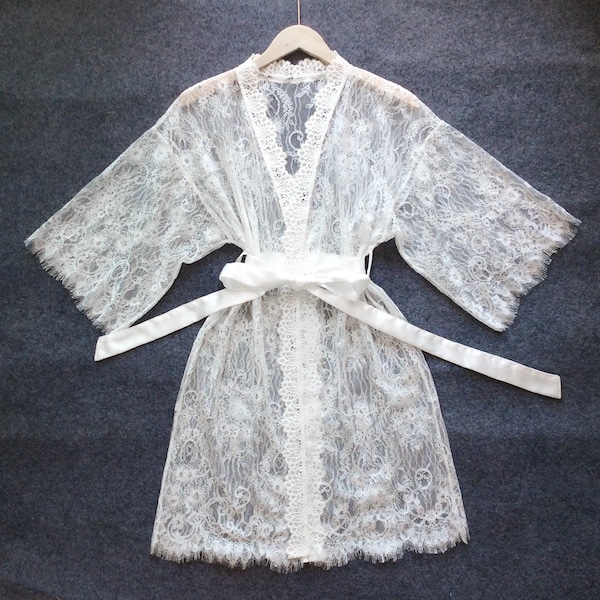 Robe blanche de dentelle nuptiale, robe kimono de femmes, cadeau nuptial de robe nuptiale, mariée se préparant, robes de partie de mariage, robe personnalisée, robe de bachelorette