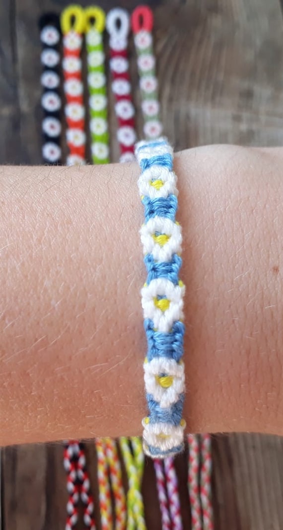 Simple Flower Friendship Bracelets * Moms and Crafters