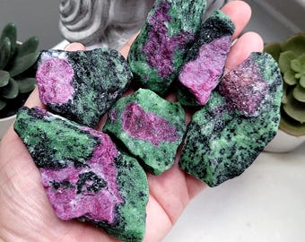 Rubis brut en gros morceaux de zoisite, rubis fluorescent sur matrice, cristal brut pour les quadrillages, pierre de cristal pour débutant, minéral vert naturel