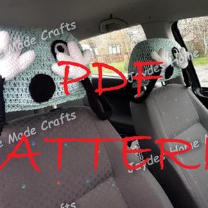 Może przedstawiać: Dwa dzianinowe pokrowce na zagłówki w kształcie postaci z kreskówek z czarnymi oczami, białym otworem gęby i czarnymi ramionami. Pokrowce na zagłówki są jasnoniebieskie w czarne kropki. Tekst "PDF PATTERN" jest napisany na czerwono na obrazie.