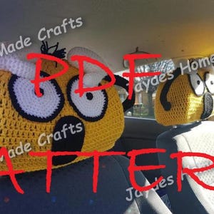 Puede incluir: Dos fundas de reposacabezas de ganchillo con temática de abeja. Las fundas son amarillas con detalles en negro y blanco, con ojos grandes y antenas. La palabra "PATTERN" está escrita en rojo en la imagen.