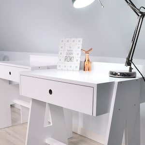 Escritorio infantil de madera en forma de letra, escritorio Montessori, escritorio simple y sólido para habitación infantil scandi