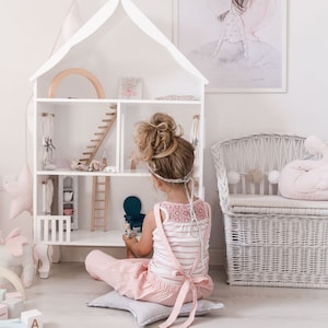 Duży drewniany domek dla lalek premium z okiennicami i balkonem Charlotte ,domek dla lalek na nóżkach