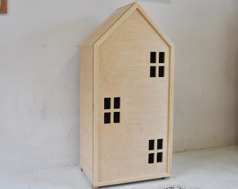 Houten kledingkast in montessoristijl voor baby's.  Charmante houten kledingkast met deuren en planken voor de babykamer. Handgemaakte meubels