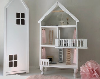 Duży śliczny i uroczy drewniany domek dla lalek z poddaszem, huśtawką i balkonem, tarasem i schodami. Przepiękny domek do zabawy na prezent