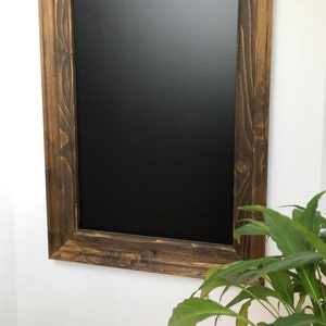 Lavagna artigianale per ufficio in cornice di noce per magneti in legno da parete per scrivere, sui menu.Arredamento perfetto per un regalo