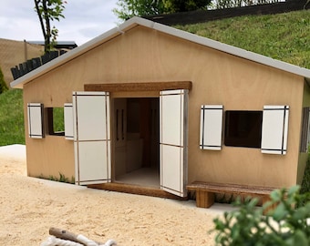 Houten boerderijstal voor 6 paarden, landelijke stijl met luiken, montessorispeelhuis