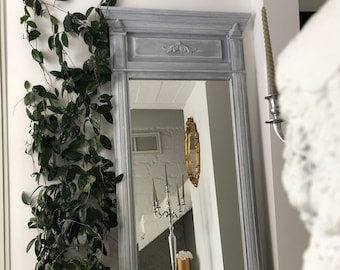 Beau grand miroir en bois, miroir Empire richement sculpté dans un cadre en bois