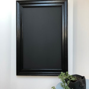Pizarra magnética enmarcada en marco de madera. Pizarra de notas negra personalizable con un bonito estilo. Una decoración de pared única