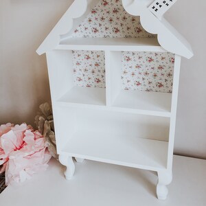 petite maison de poupée mignonne en bois, maison rétro sur pieds, maison blanche avec un motif de fleur, maison de souris, fait main image 1