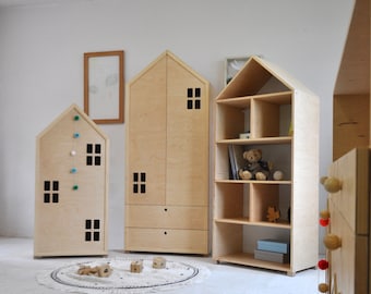 Handgemaakte houten kindermeubelset. Kledingkast, boekenplank, boekenkast – pastelkleurige meubels voor peuters