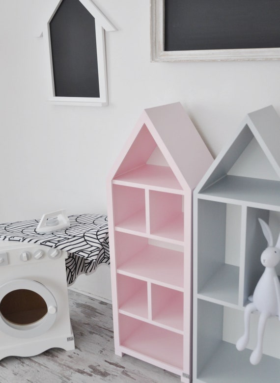 Libreria gris rosa para habitacion infantil con estantes para juguetes en forma de casita de madera mueble infantil solido y seguro con un bonito estilo Etsy Espana