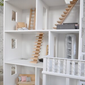 Domek dla lalek premium wielopokoleniowy z poddaszem, balkonami i schodami, unikatowy projekt, duży drewniany dom Elizabeth, zdjęcie 3