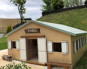 Dit is een oude boerderij die kan worden gebruikt om te groeien in een robionymi okiennicami. Dua stajnia z przeszkodam & piękna zabawka