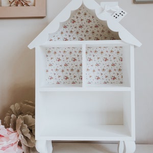 petite maison de poupée mignonne en bois, maison rétro sur pieds, maison blanche avec un motif de fleur, maison de souris, fait main image 2