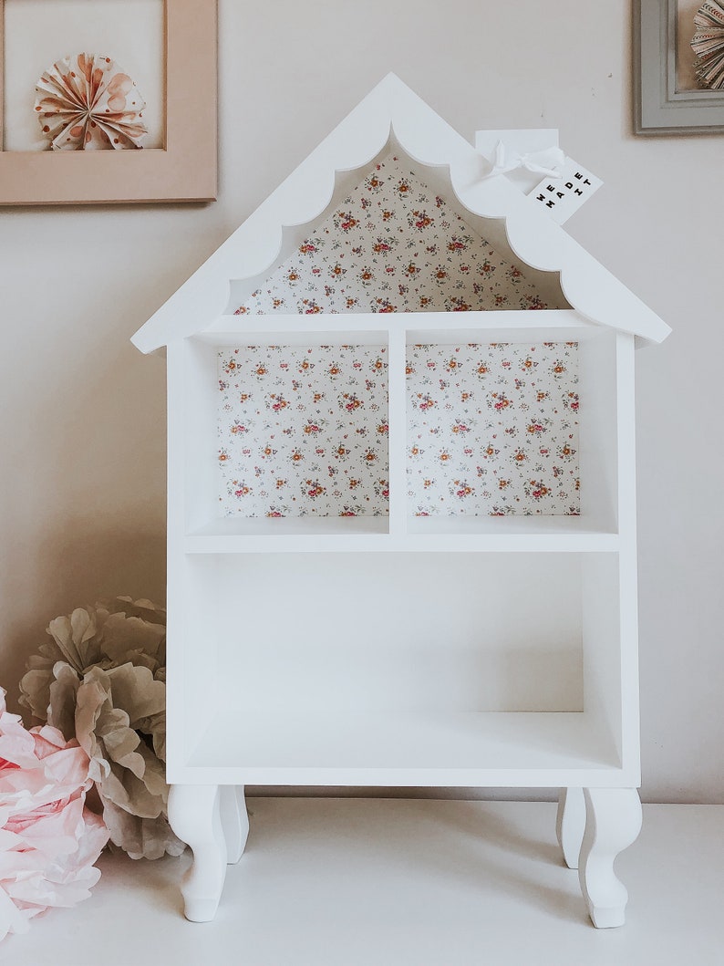 petite maison de poupée mignonne en bois, maison rétro sur pieds, maison blanche avec un motif de fleur, maison de souris, fait main image 2