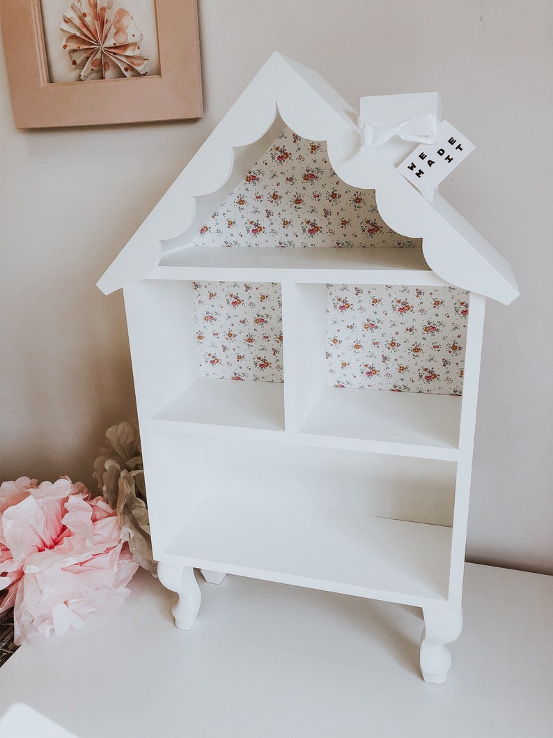 petite maison de poupée mignonne en bois, maison rétro sur pieds, maison blanche avec un motif de fleur, maison de souris, fait main image 1