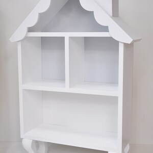 petite maison de poupée mignonne en bois, maison rétro sur pieds, maison blanche avec un motif de fleur, maison de souris, fait main image 4